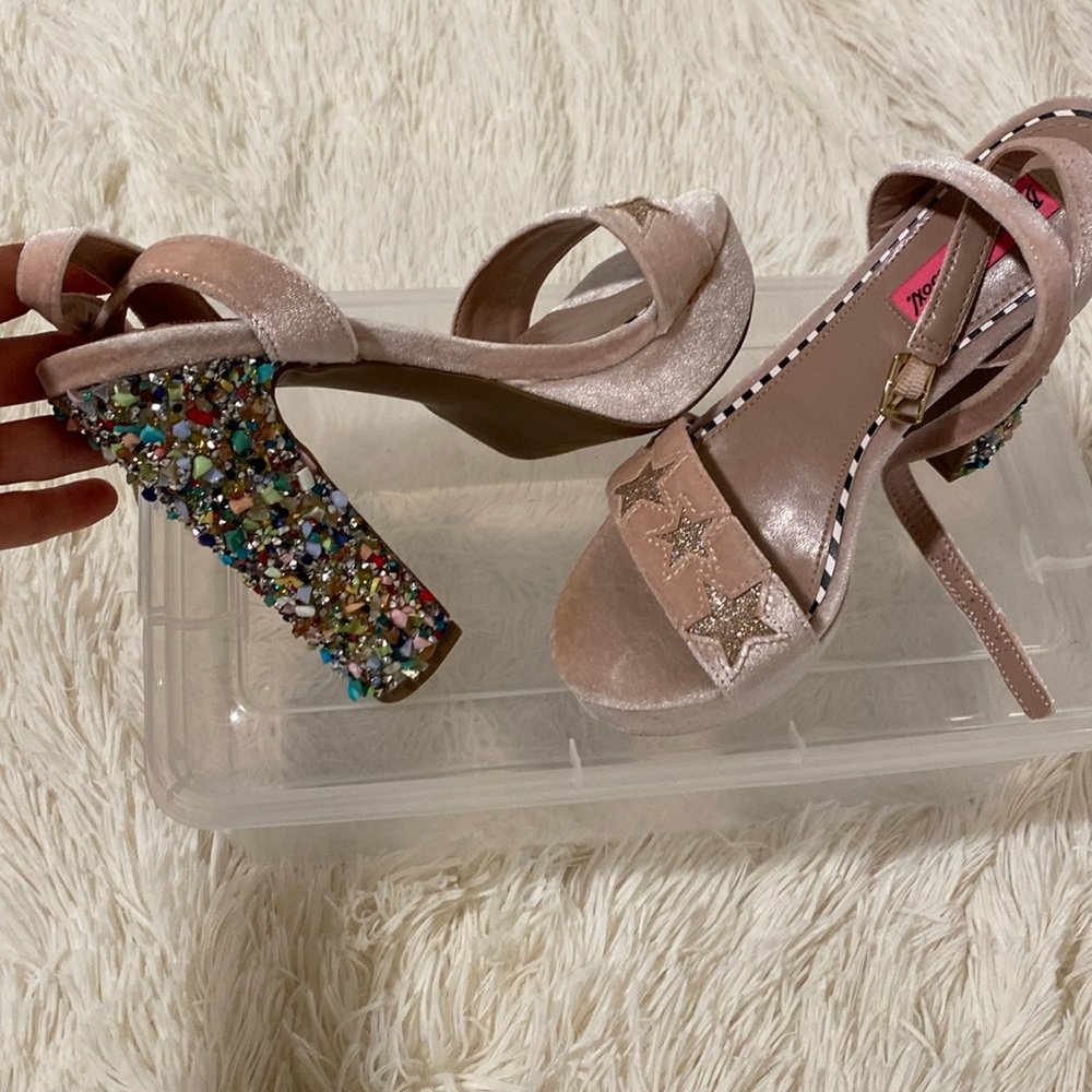 NWOT/box Betsy Johnson Lolas blush heel with mosaic stones on heel. Size 6.5